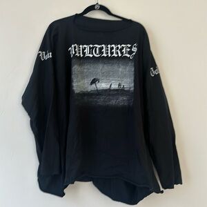 Yeezy top never worn unisex.